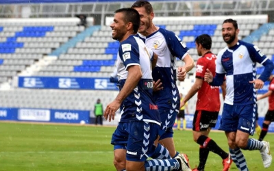 Felipe Sanchón celebrant el seu novè gol de la temporada ahir contra el Mallorca | Críspulo Díaz
